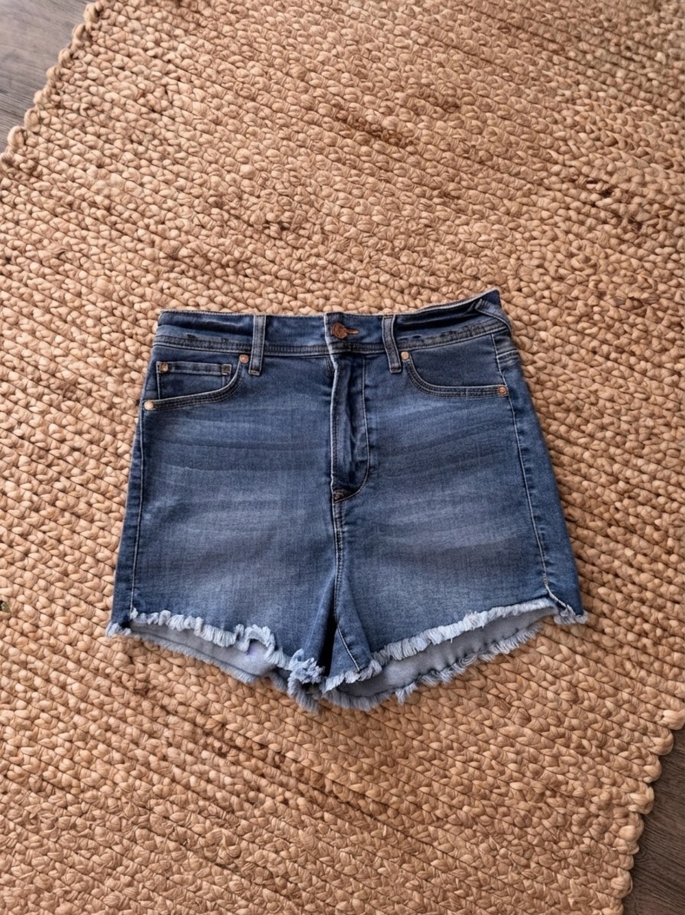 Women's High-Rise Frayed Hem Denim Shorts - Blue size 28 Guess